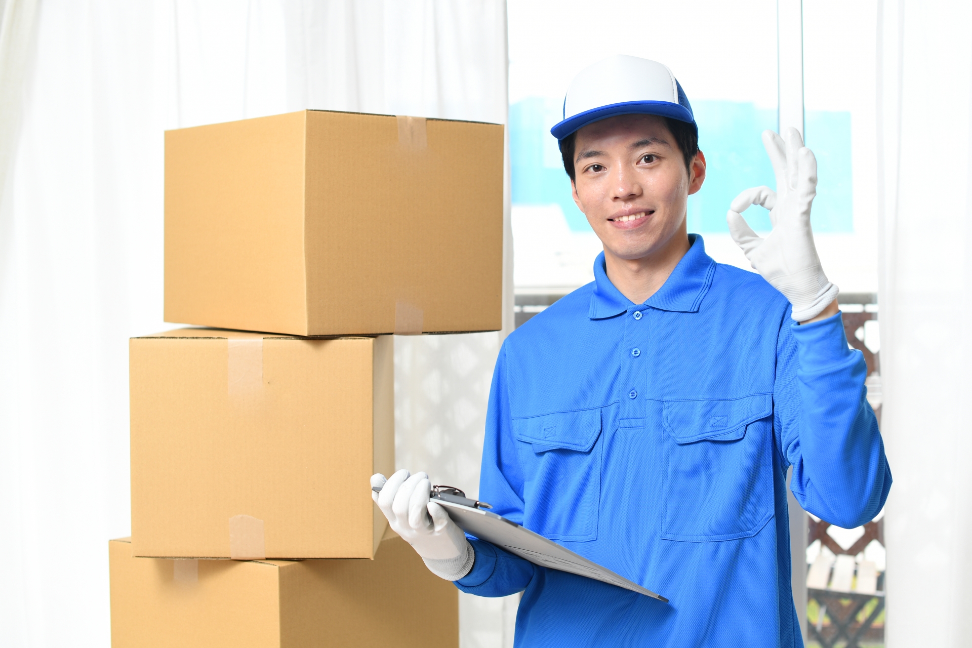 不用品回収スタッフが荷物の前でOKサインをしている様子